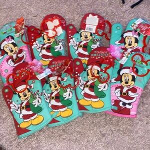 8 New Disney Mickey and Minnie Holiday oven mitts with Mickey cookie cutters